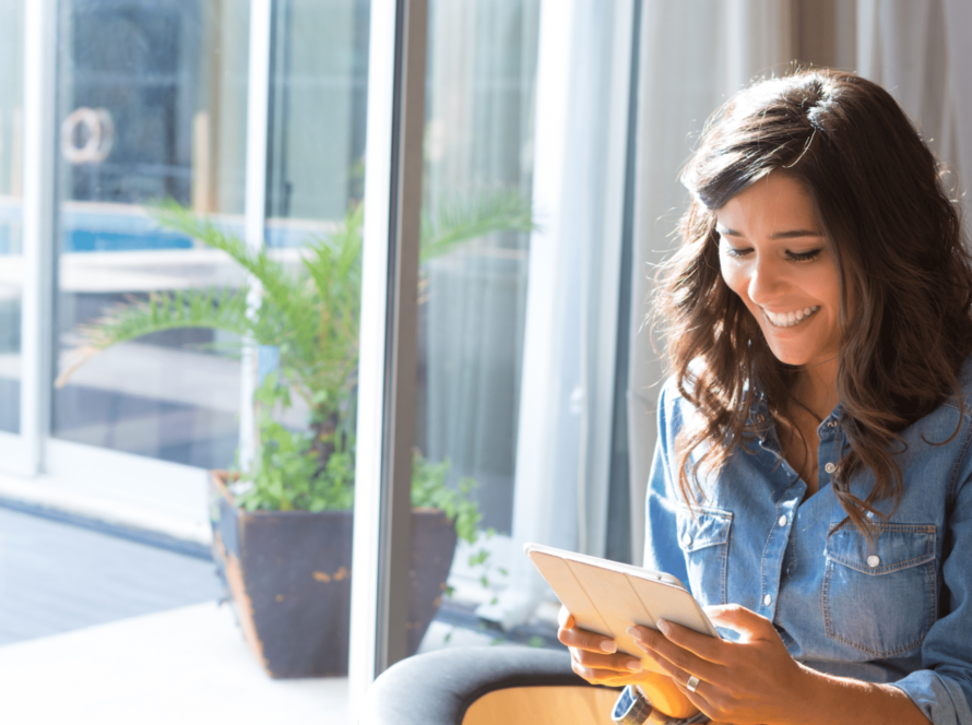 jovem senhora a segurar num tablet