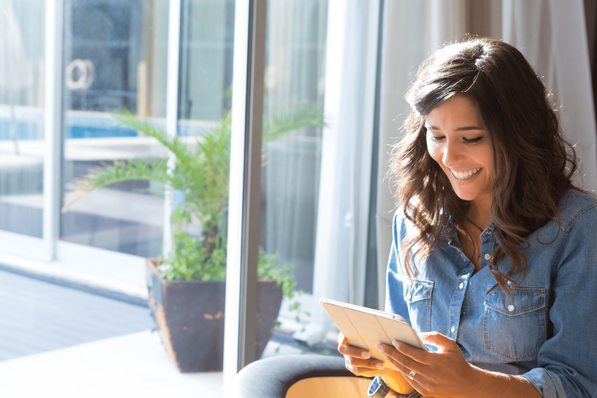 jovem senhora a segurar num tablet